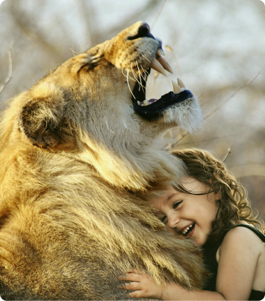 Lion and kid hugging each other. Author: Fernando - By pexels.com